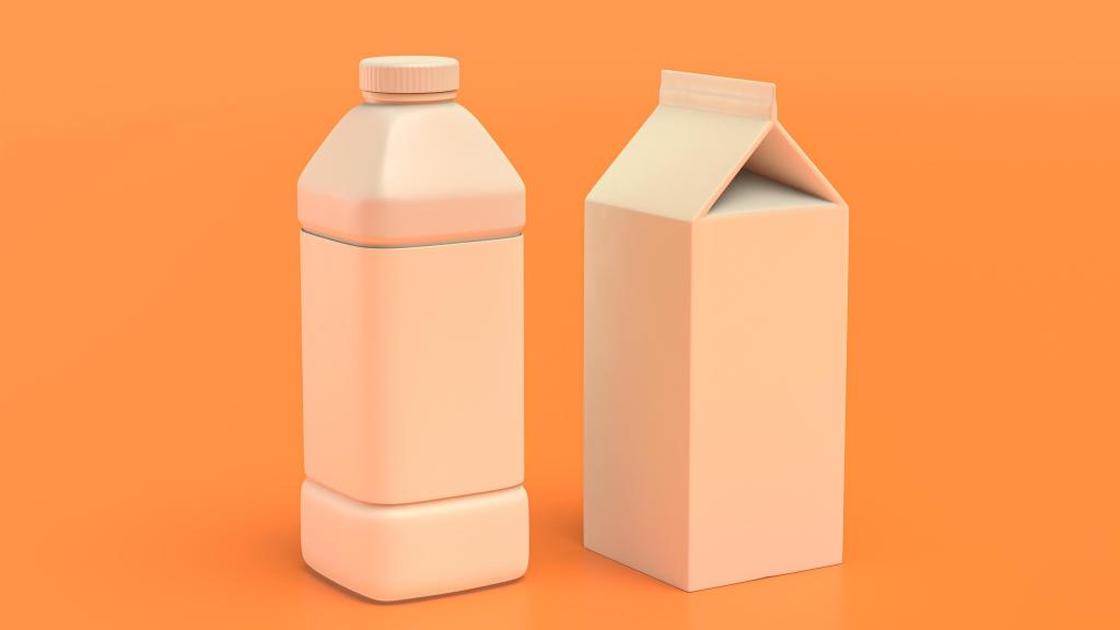 Una botella de plástico y un tetrabrik.