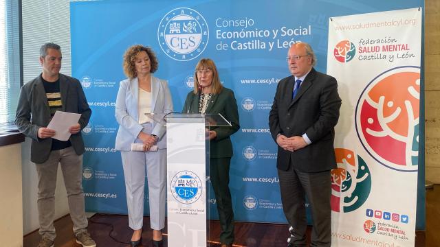 El gerente de la Federación Salud Mental CyL, Ángel Lozano, la directora general de Asistencia Sanitaria y Humanización de la Consejería de Sanidad, Silvia Fernández, la presidenta de la Federación, Elena Briongos y el presidente del Consejo Económico y Social de Castilla y León, Enrique Cabero
