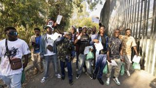 En una foto de archivo, varios migrantes mayores de edad celebran su salida del Centro de Estancia Temporal de Inmigrantes (CETI) en Ceuta (España).
