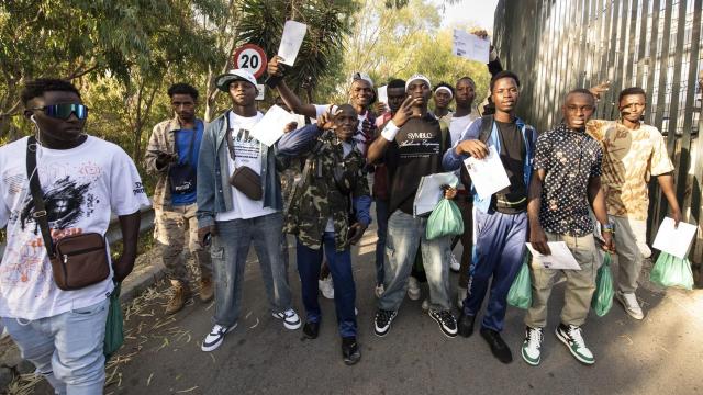 En una foto de archivo, varios migrantes mayores de edad celebran su traslado del Centro de Estancia Temporal de Inmigrantes (CETI) en Ceuta hacia otros de la península.