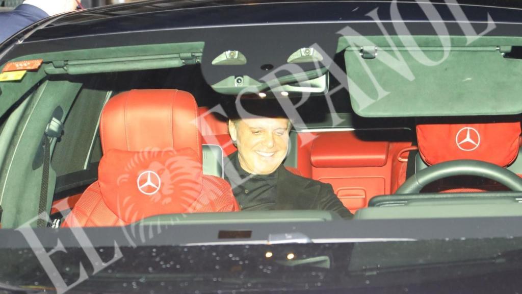 Luis Miguel montando en su coche a la salida del restaurante.