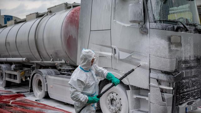 Un bombero desinfecta un camión en el paso fronterizo checo-eslovaco de Lanzhot-Brodske, República Checa, por la fiebre aftosa.