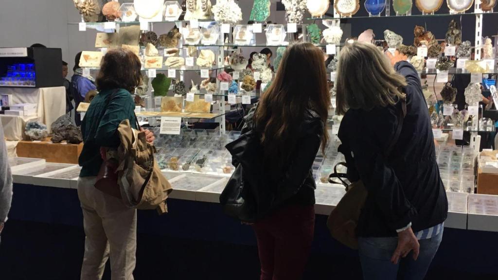 Varias personas observando el expositor de una de las pasadas ediciones de Minervigo