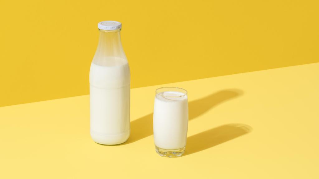 Una botella de vidrio con leche.