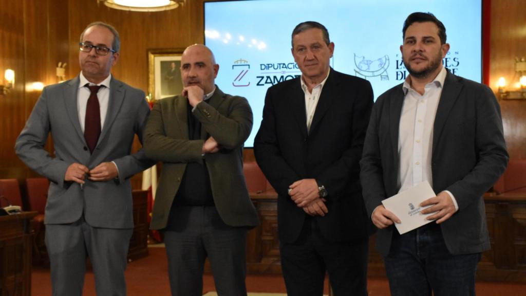 El presidente de la Diputación de Zamora, Javier Faúndez; el vicepresidente primero y diputado de Cultura, Víctor López de la Parte; el secretario general de la Fundación Las Edades del Hombre, José Enrique Martín; y el delegado episcopal de Cultura, Juan Carlos López