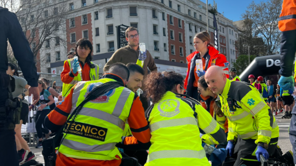 El Samur atentiendo a un paciente de la medio maratón de Madrid.