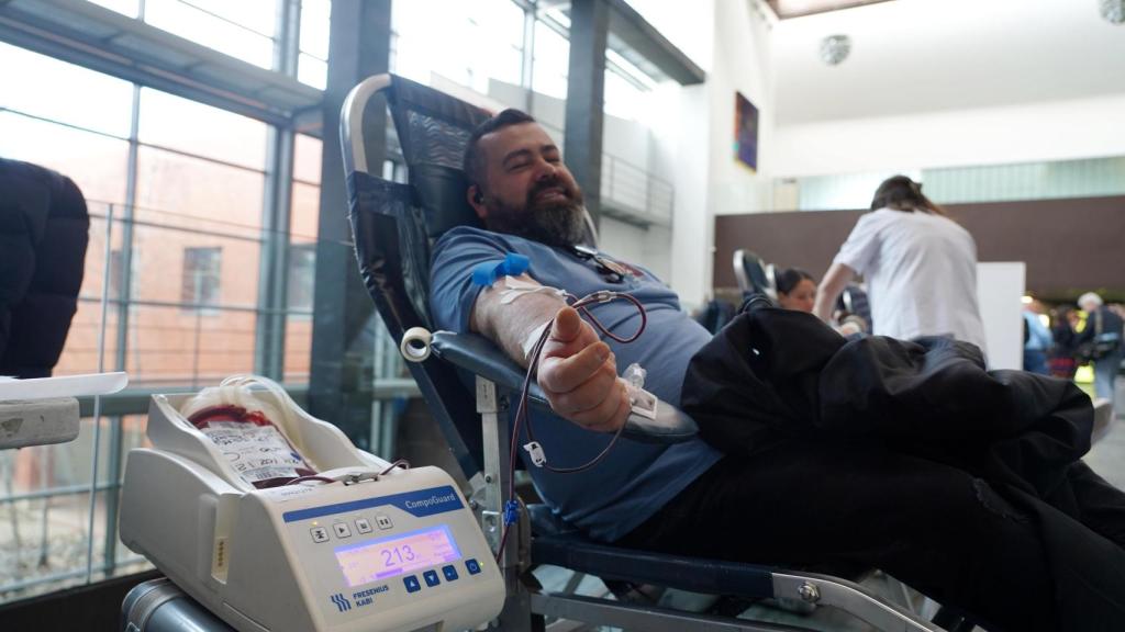 Un hombre dona sangre en un hospital de Castilla y León