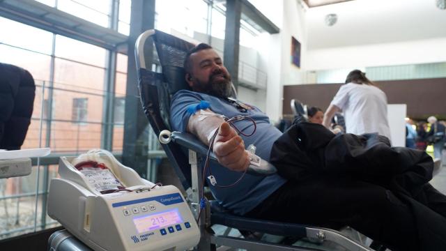 Un hombre dona sangre en un hospital de Castilla y León