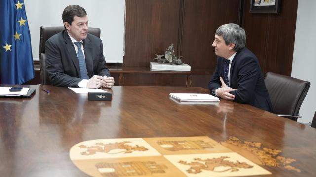 El presidente de la Junta, Alfonso Fernández Mañueco,se reúne con el presidente de Soria Ya, Juan Antonio Palomar