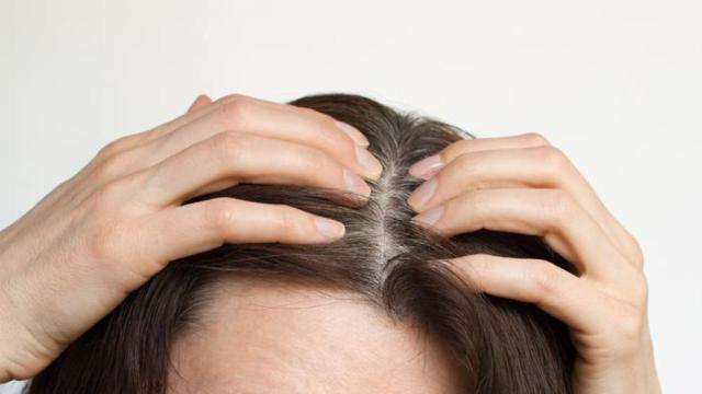 Mujer mostrando sus primeras canas.