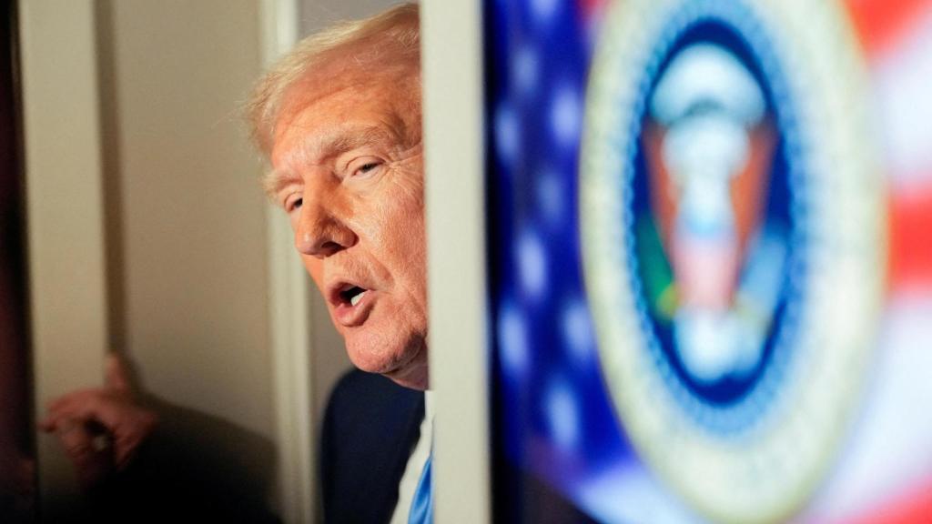 Donald Trump realiza unas declaraciones a bordo del Air Force One este domingo.