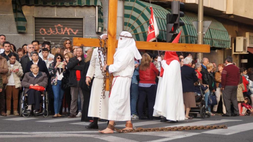 Procesión de Jesús del Perdón con el reo atado a sus cadenas