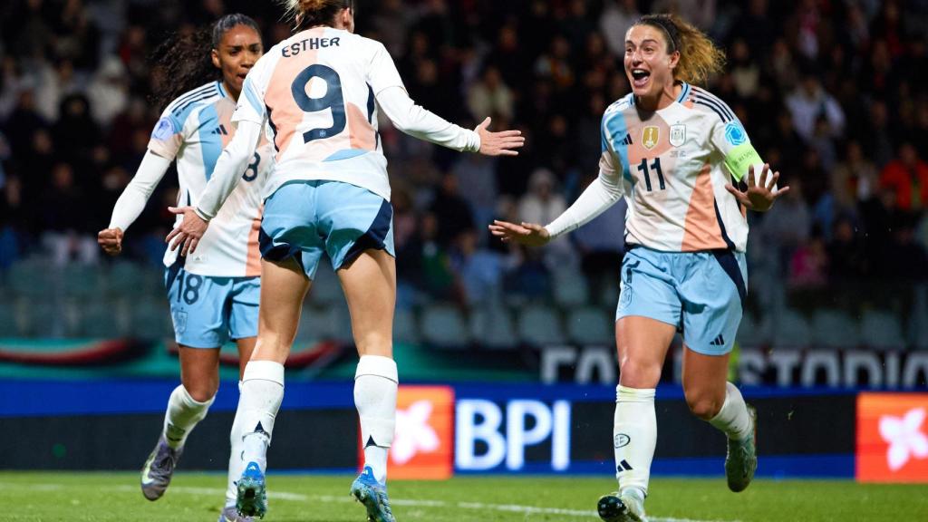 La selección española femenina celebra uno de los goles ante Portugal.
