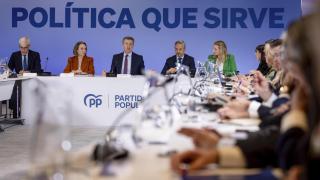 Feijóo y dirigentes del PP este lunes durante la reunión con representantes de las organizaciones afectadas por los aranceles de Trump.