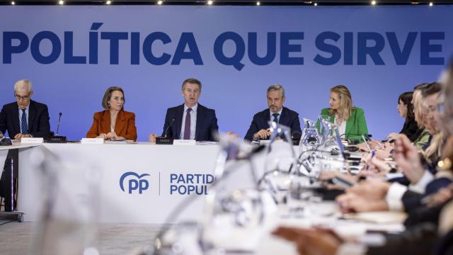 Feijóo y dirigentes del PP este lunes durante la reunión con representantes de las organizaciones afectadas por los aranceles de Trump.