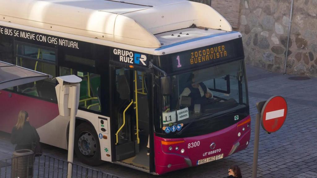 Un autobús de Toledo junto a la parada de El Alcázar