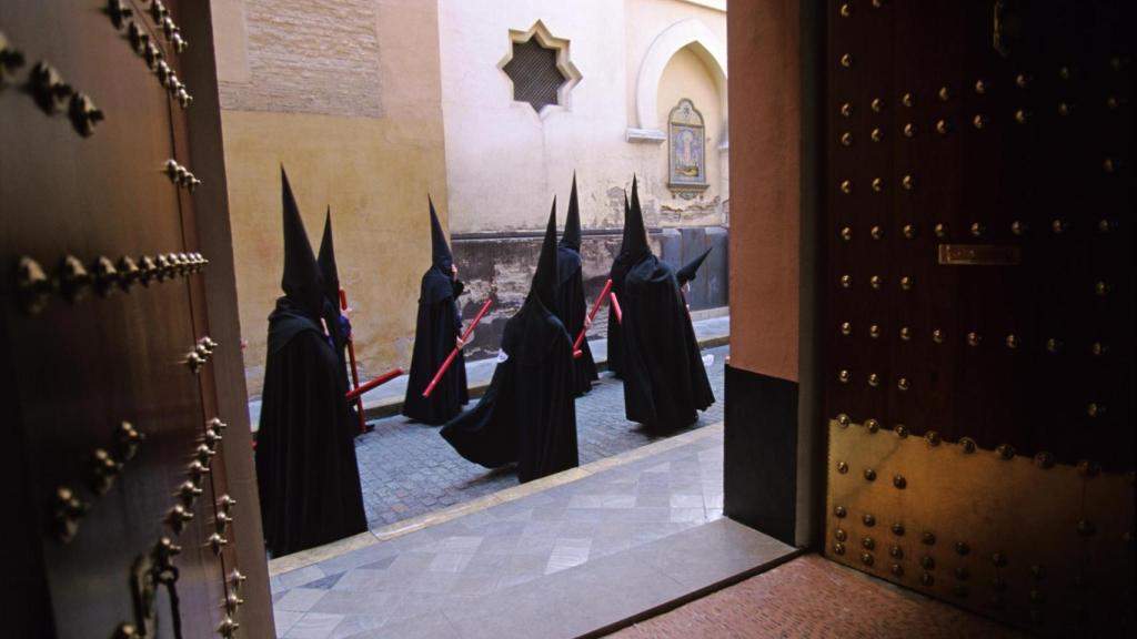 Las hermandades miran al cielo.