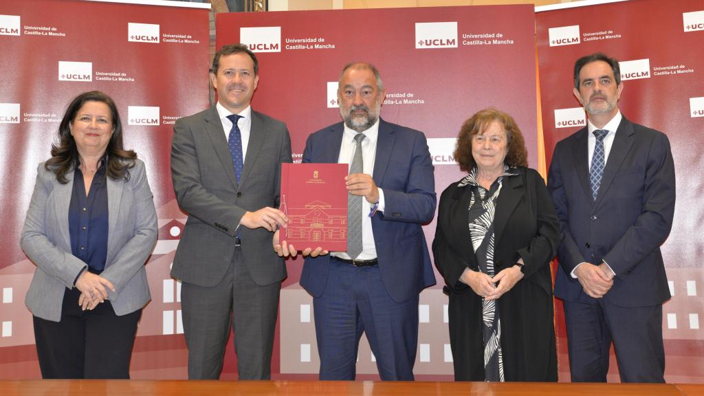 Firma del acuerdo. Foto: UCLM.
