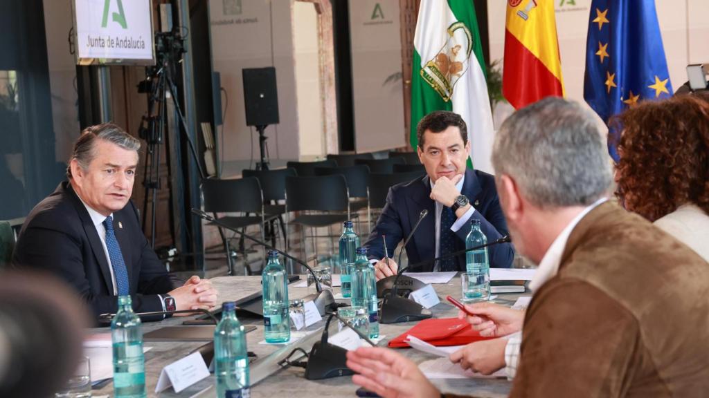 Juanma Moreno y Antonio Sanz, este lunes en la reunión con sindicatos y patronal.