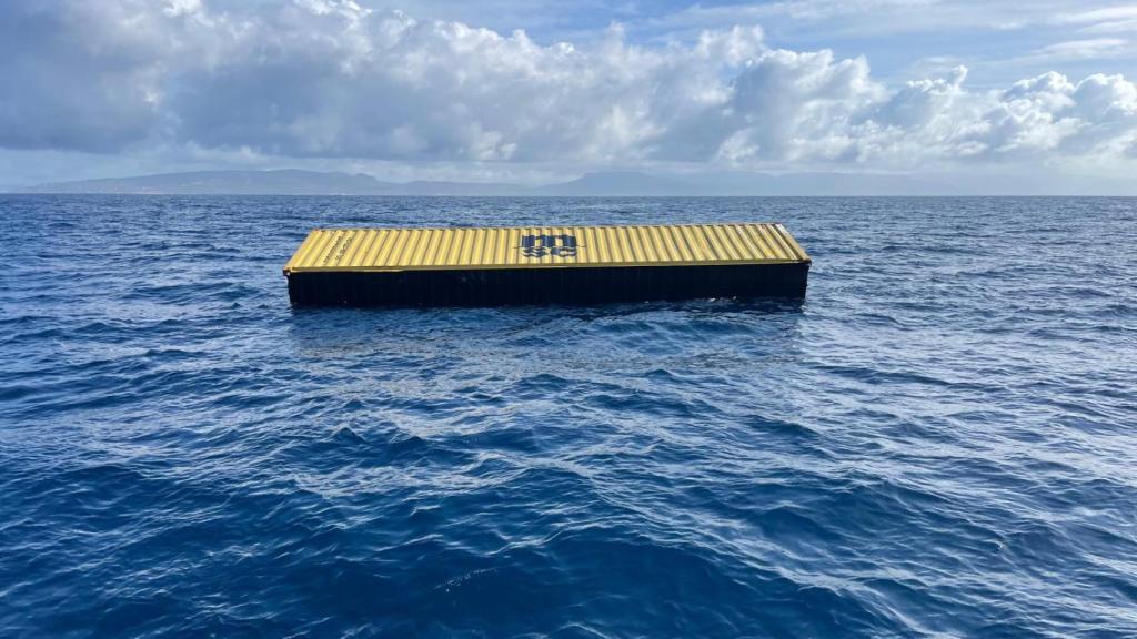 Uno de los contenedores que perdió el buque que se refugió en Vigo el pasado 21 de marzo