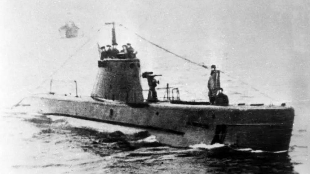 Un submarino soviético de clase Malyutka con bandera soviética en una imagen de archivo.