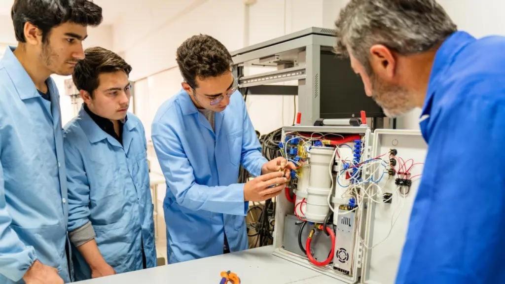 Grupo de jóvenes en la formación técnica junto con el profesor