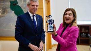 Alfonso Rueda la semana pasada con su homóloga cántabra, a la que entregó una pieza de Sargadelos.