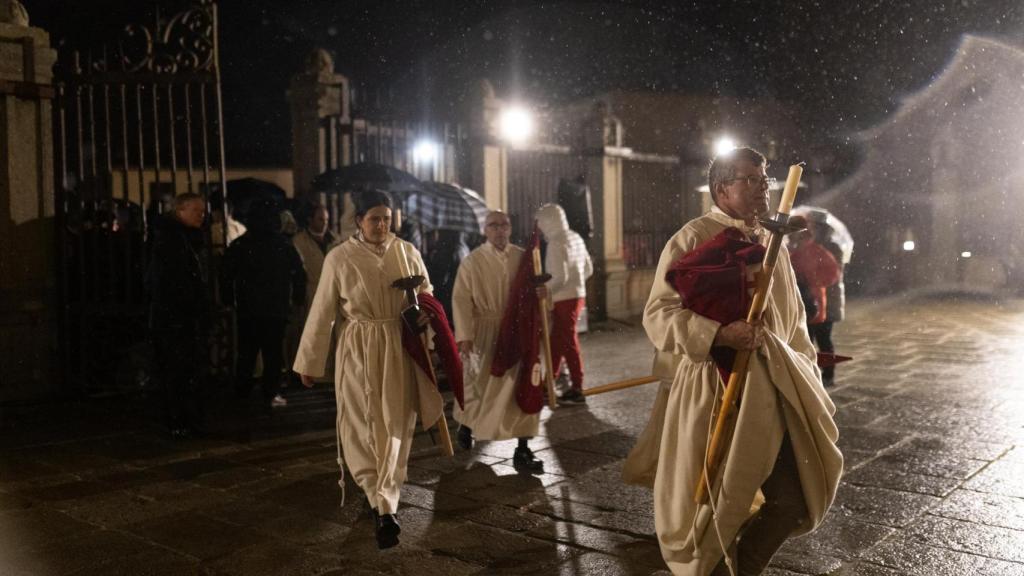 La lluvia obliga a suspender la procesión de la Real Hermandad del Santísimo Cristo de las Injurias, cofradía del Silencio