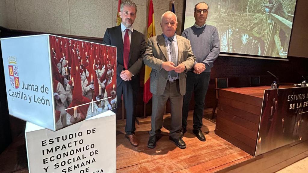 El consejero de Cultura, Turismo y Deporte de la Junta de Castilla y León, Gonzalo Santonja; el presidente de la Junta Pro-Semana Santa Zamora, Israel López; y a Fernando Cabañeros