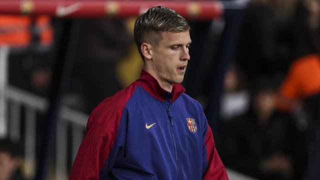 Dani Olmo salta al césped antes de un partido del FC Barcelona.