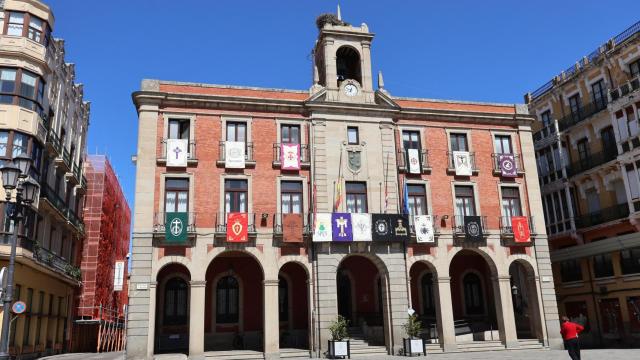 Fachada del Ayuntamiento de Zamora con los reposteros