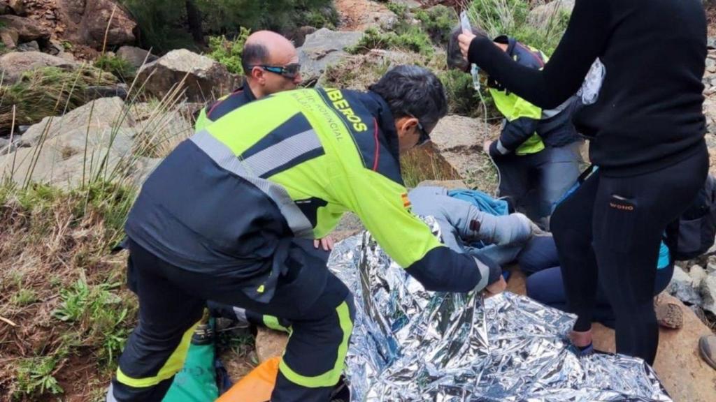 Rescatado en helicóptero un senderista herido en el camino de las cascadas de Sierra de las Nieves.