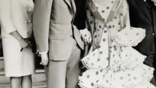 La Reina Sofía vestida de flamenca junto al Rey Juan Carlos.