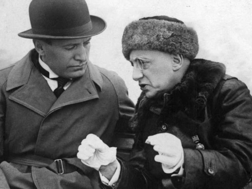 Mussolini, junto a un D'Annunzio ya mayor.