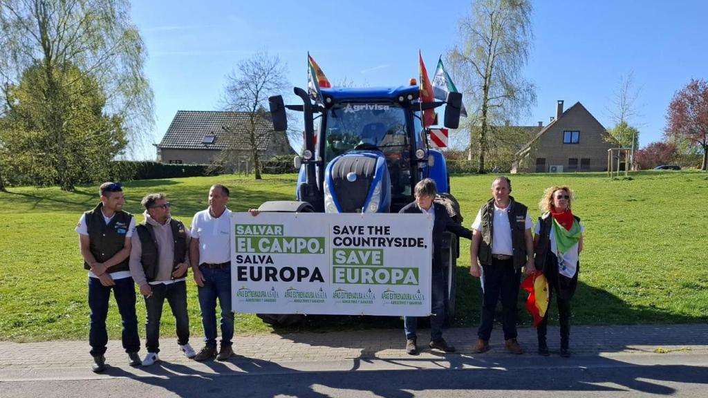 Una tractorada extremeña culmina su recorrido en Bruselas: Puigdemont les recibe y apoya sus reivindicaciones