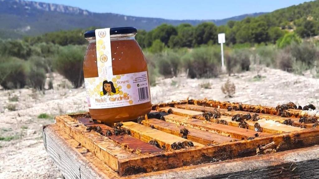 La miel de romero de Mieles Sandrita, junto a una colmena ubicada en la Marina Alta.