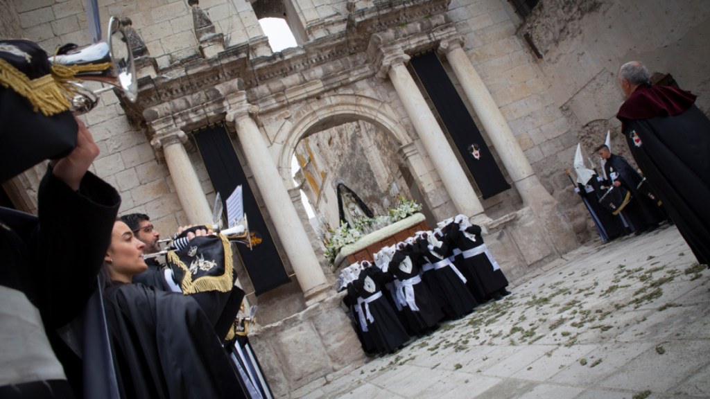 Nuestra Señora de La Soledad procesionando por las calles de Cuéllar