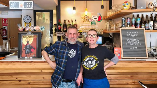 Giovanni Re y Bárbara Meloni en su cervecería de Ruzafa.