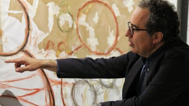 Enrique Perezagua explica los detalles de su obra de gran formato La familia.