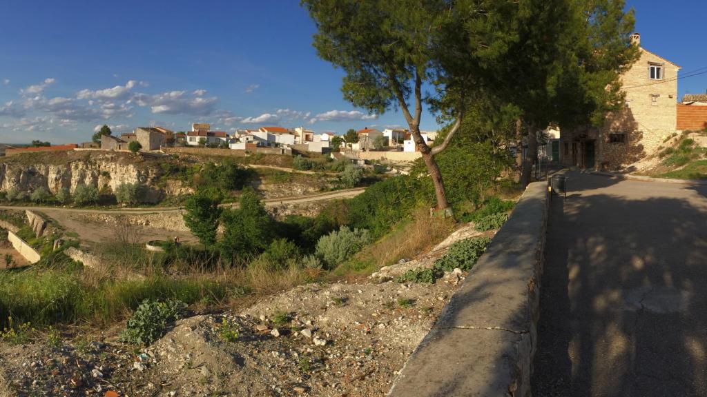 Vista panorámica de la vega y el lavadero de Leganiel (Cuenca) en primavera