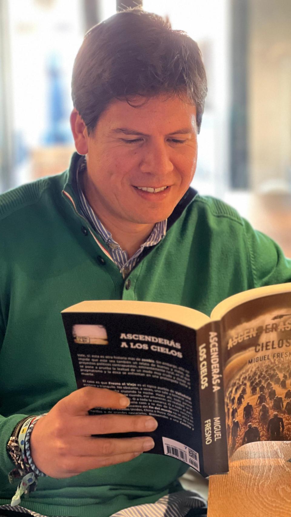 Rodríguez junto a su novela