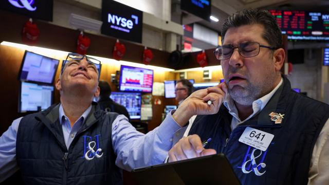 Dos 'traders' siguen la evolución de los mercados en el parqué de la Bolsa de Nueva York.