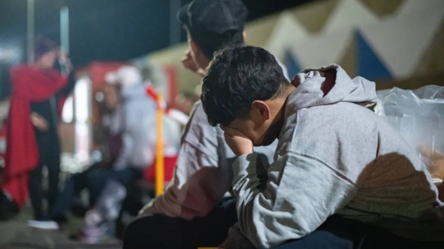 Un menor de origen magrebí, tras ser rescatado en una neumática en aguas próximas a la isla de Fuerteventura.