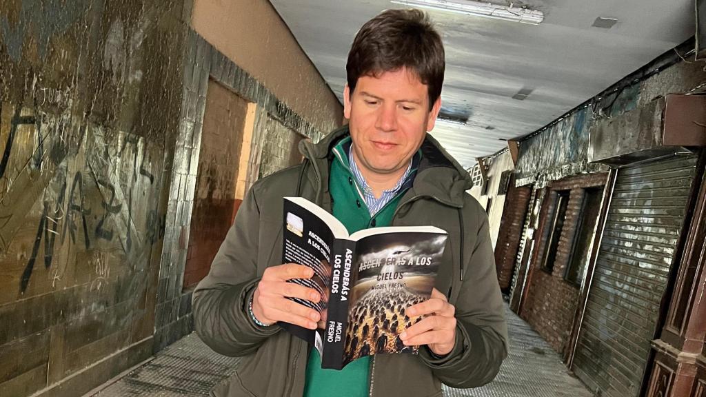 Miguel Fresno posa en El Cuadro junto a su novela