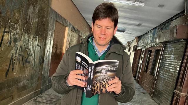 Miguel Fresno posa en El Cuadro junto a su novela