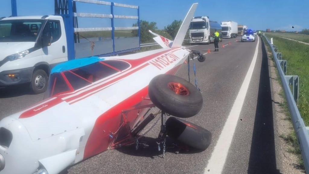 Imagen de la camioneta volcada en la AP-2