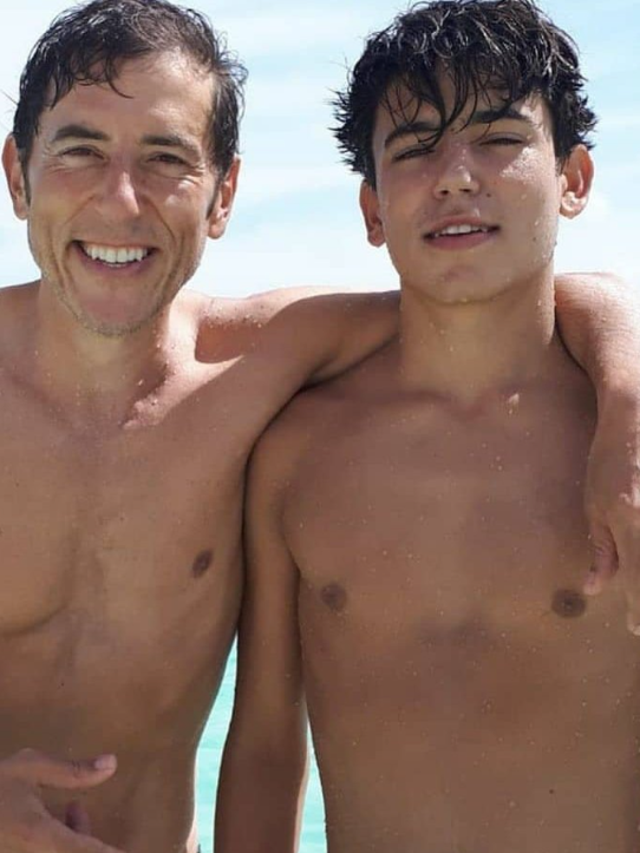 Manel Fuentes junto a su hijo mayor, Max, en una imagen de sus redes sociales.