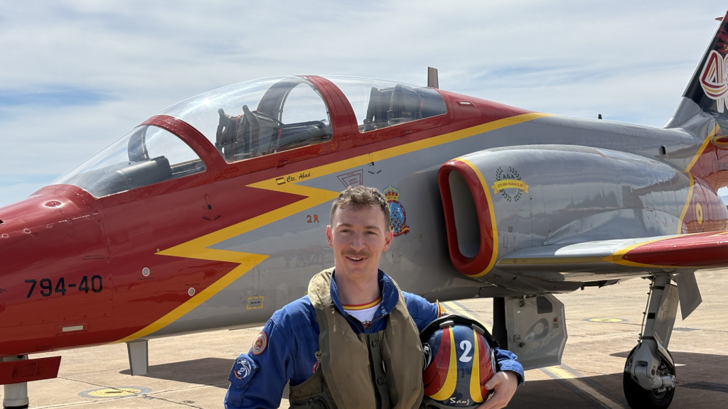 Teniente Óscar Sanz Rillo delante del C-101