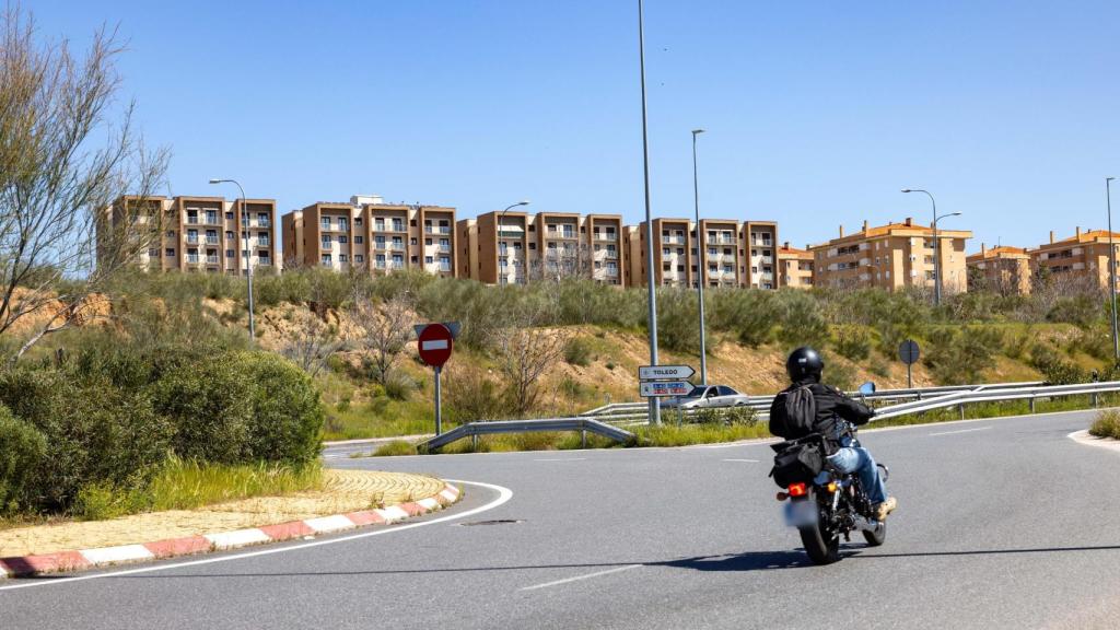 El punto de la TO-21 en la que está previsto levantar una pasarela peatonal de acceso al barrio Tres Culturas.