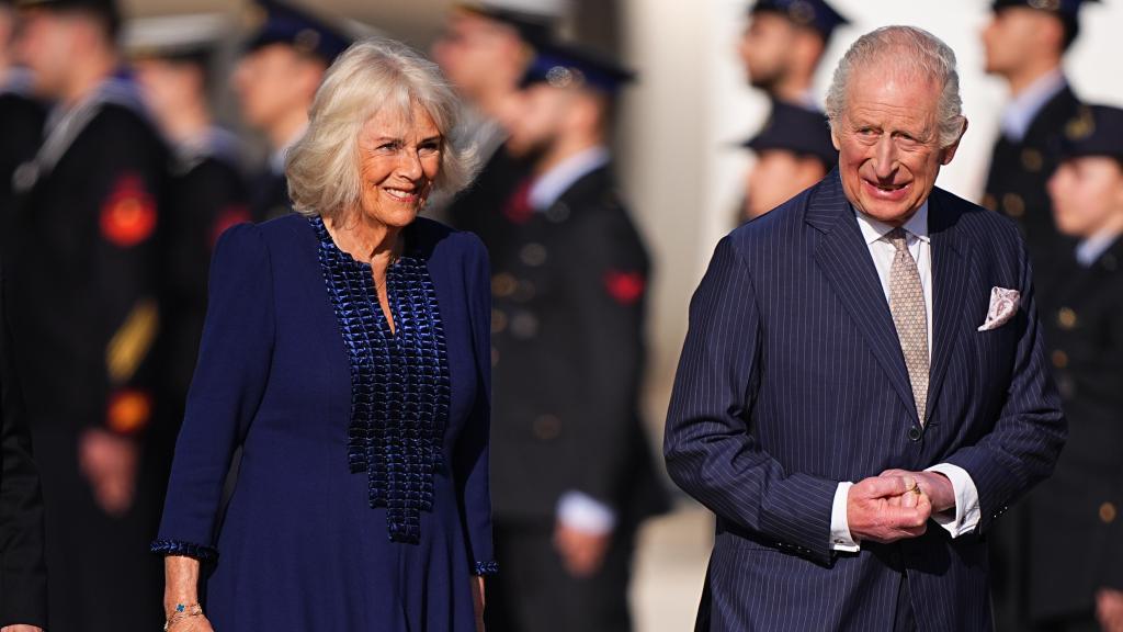 Carlos III y Camila a su llegada a Italia.